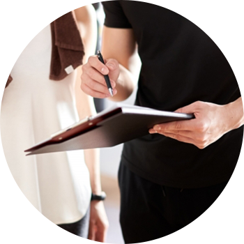 指導中のトレーナー